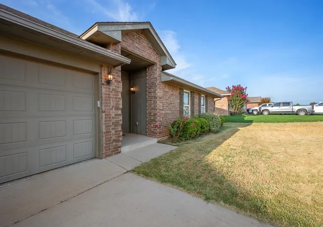 Photo 3 of Single family home for sale at 401 Tecumseh Meadows Ct, Norman, OK 73069 | MLS# 1242120 | Listing updated on 2026-08-28