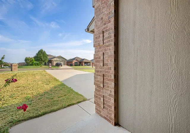 Photo 3 of Single family home for sale at 401 Tecumseh Meadows Ct, Norman, OK 73069 | MLS# 1242120 | Listing updated on 2026-08-28