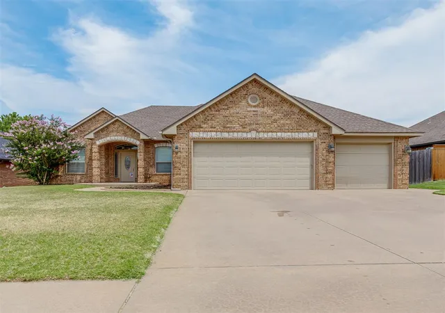 2nd image of 301 E Mobile Ter, Mustang, OK 73064 | MLS# 1242129
