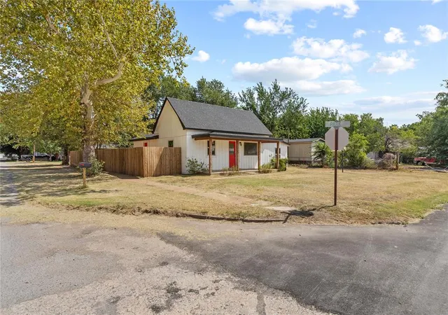 2nd image of 103 E Ash St, Carnegie, OK 73015 | MLS# 1242130