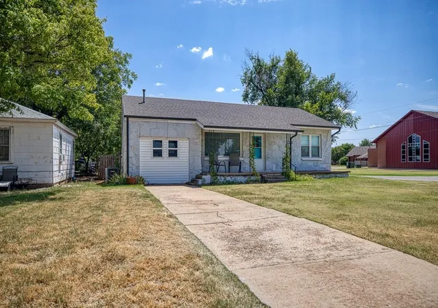 1st image of 723 S 10th St, Kingfisher, OK 73750 | MLS# 1242150
