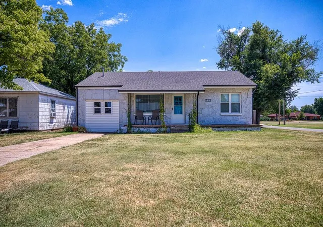 2nd image of 723 S 10th St, Kingfisher, OK 73750 | MLS# 1242150