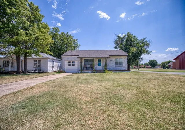 3rd image of 723 S 10Th St, Kingfisher, OK 73750 | MLS# 1242150