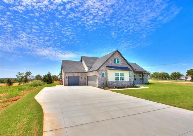 Photo 3 of Single family home for sale at 2901 Deer Run Trl, Guthrie, OK 73044 | MLS# 1242152 | Listing updated on 2026-09-25
