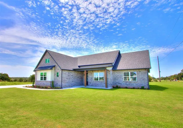 Photo 4 of Single family home for sale at 2901 Deer Run Trl, Guthrie, OK 73044 | MLS# 1242152 | Listing updated on 2026-09-25