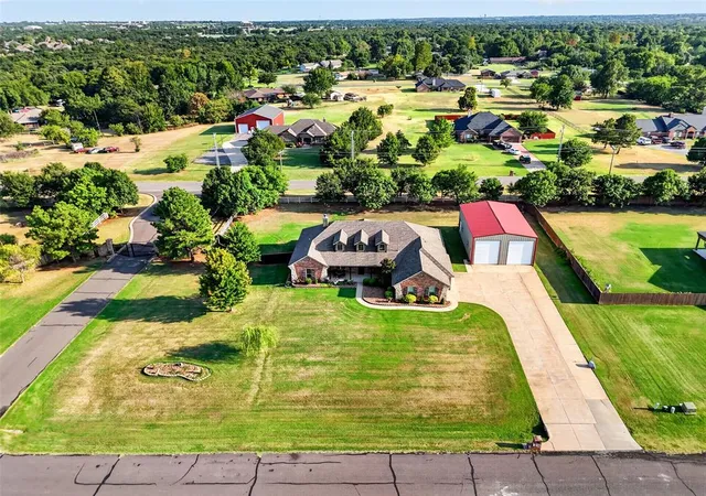 Photo 2 of Single family home for sale at 1150 Stone Crst Dr, Edmond, OK 73034 | MLS# 1242162 | Listing updated on 2026-10-07