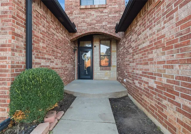 Photo 3 of Single family home for sale at 912 Preston Park Dr, Yukon, OK 73099 | MLS# 1242173 | Listing updated on 2026-09-21