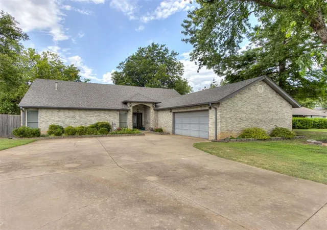 1st image of 1304 Ne 19th Pl, Moore, OK 73160 | MLS# 1242189