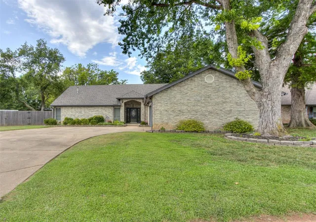 2nd image of 1304 Ne 19th Pl, Moore, OK 73160 | MLS# 1242189