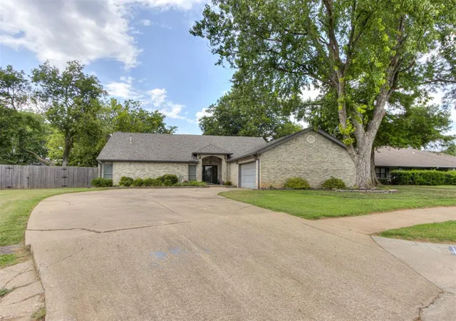 3rd image of 1304 Ne 19Th Pl, Moore, OK 73160 | MLS# 1242189