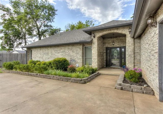 4th image of 1304 Ne 19Th Pl, Moore, OK 73160 | MLS# 1242189