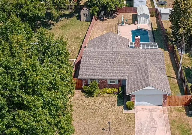 2nd image of 141 Sheridan Pl, Chickasha, OK 73018 | MLS# 1242210