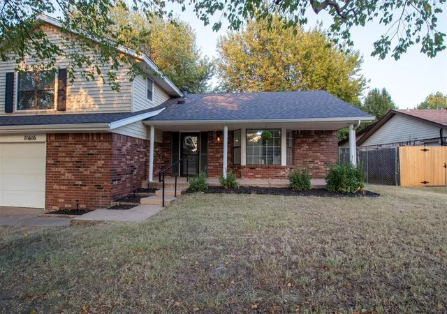 3rd image of 11616 Sagamore Dr, Yukon, OK 73099 | MLS# 1242214