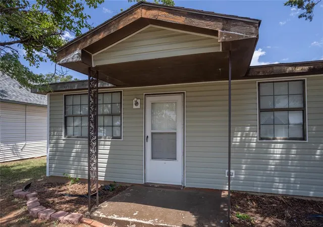 2nd image of 415 W Franklin Ave, Weatherford, OK 73096 | MLS# 1242227
