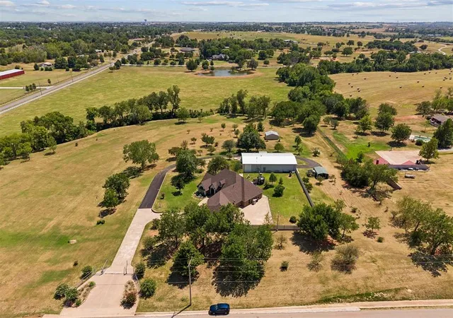 14th image of 2901 W Idaho Ave, Chickasha, OK 73018 | MLS# 1242249
