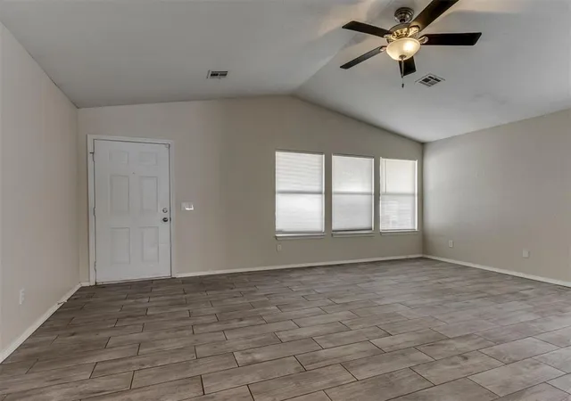 3rd image of 920 Periwinkle Dr, Yukon, OK 73099 | MLS# 1242259