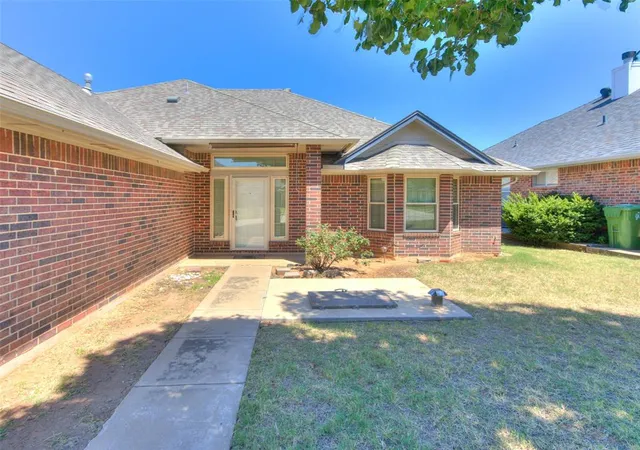 2nd image of 4917 Trever Dr, Yukon, OK 73099 | MLS# 1242272