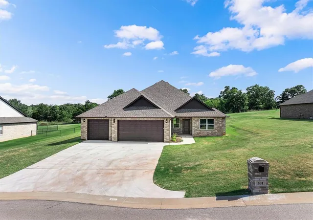 2nd image of 201 Canyon Creek Ln, Guthrie, OK 73044 | MLS# 1242303