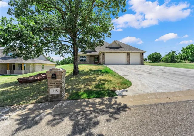 Photo 2 of Single family home for sale at 125 Canyon Crk Ln, Guthrie, OK 73044 | MLS# 1242317 | Listing updated on 2026-09-29