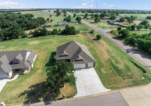 Photo 3 of Single family home for sale at 125 Canyon Crk Ln, Guthrie, OK 73044 | MLS# 1242317 | Listing updated on 2026-09-29