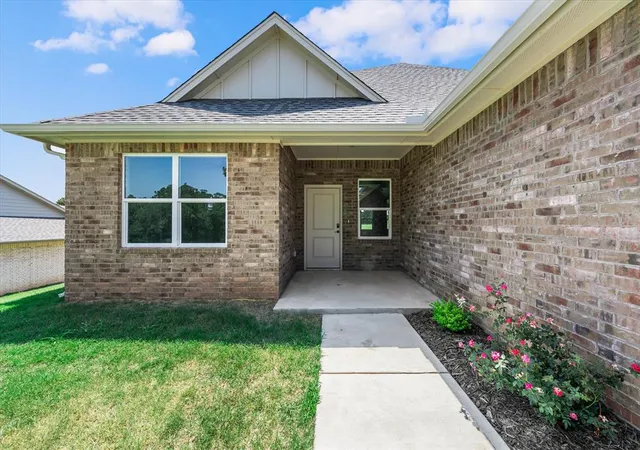 Photo 3 of Single family home for sale at 125 Canyon Crk Ln, Guthrie, OK 73044 | MLS# 1242317 | Listing updated on 2026-09-29