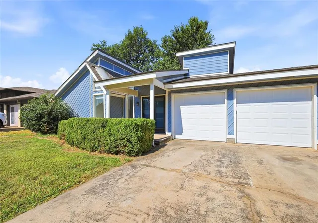 3rd image of 8925 N Eagle Ln, Oklahoma City, OK 73132 | MLS# 1242353