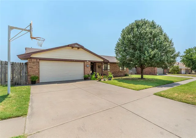 1st image of 1006 Stonegate Dr, Weatherford, OK 73096 | MLS# 1242356