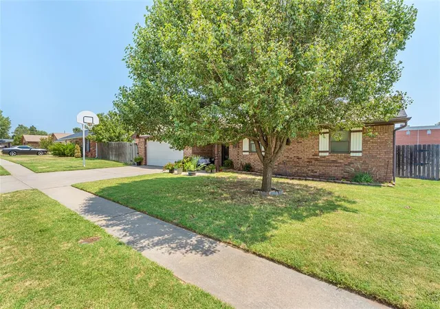 3rd image of 1006 Stonegate Dr, Weatherford, OK 73096 | MLS# 1242356