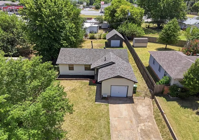 3rd image of 102 Belisle Ave, Yukon, OK 73099 | MLS# 1242381