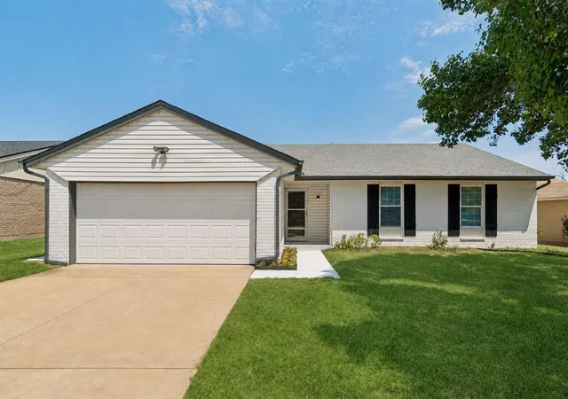 Photo 1 of Single family home for sale at 208 N English Dr, Moore, OK 73160 | MLS# 1242383 | Listing updated on 2026-09-18
