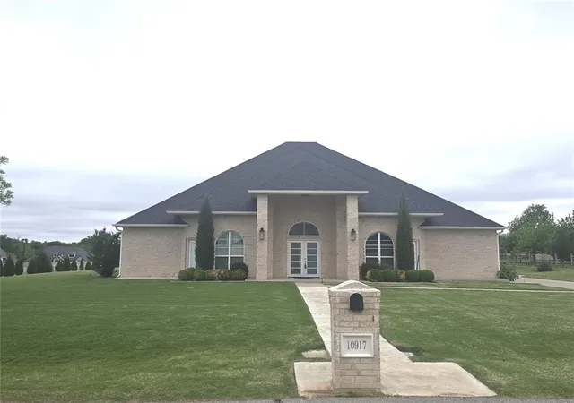 2nd image of 10917 Oaksplinter Ln, Oklahoma City, OK 73173 | MLS# 1242407