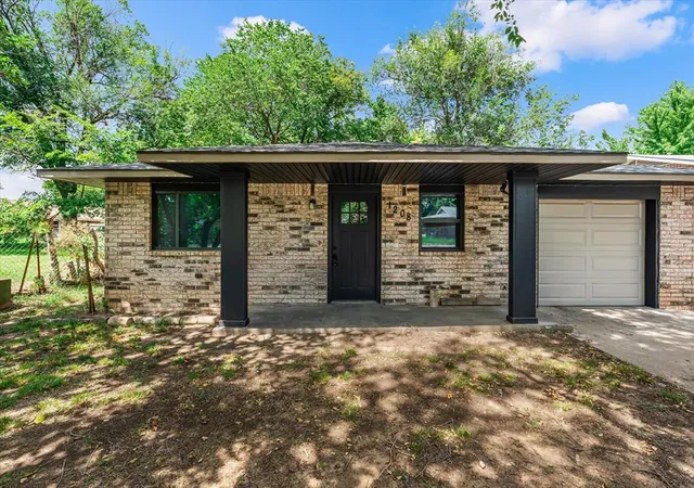 Photo 1 of Single family home for sale at 1208 E Hickman St, Shawnee, OK 74801 | MLS# 1242420 | Listing updated on 2026-08-12