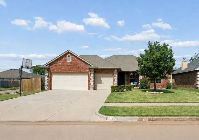 Photo 3 of Single family home for sale at 709 Blue Ridge Rd, Moore, OK 73160 | MLS# 1242425 | Listing updated on 2026-08-31