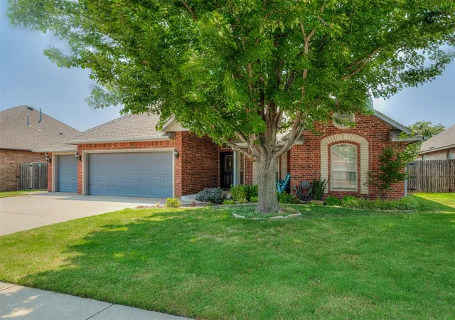 2nd image of 912 Regal Rd, Yukon, OK 73099 | MLS# 1242453