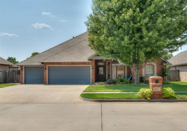 3rd image of 912 Regal Rd, Yukon, OK 73099 | MLS# 1242453
