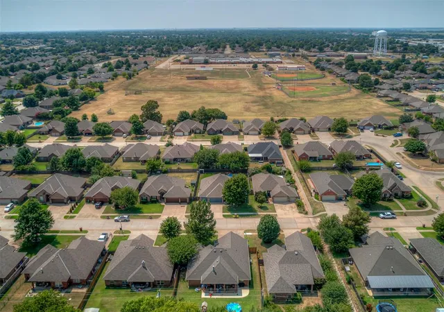 33rd image of 912 Regal Rd, Yukon, OK 73099 | MLS# 1242453