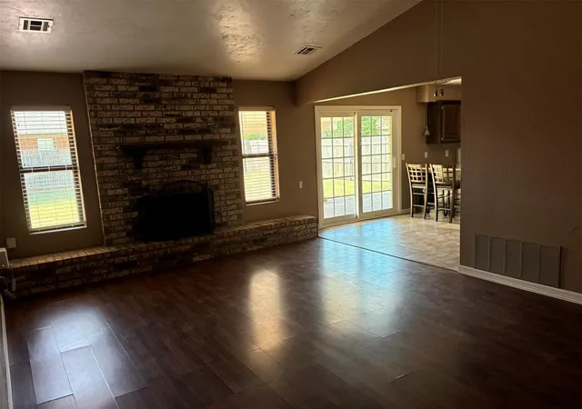 2nd image of 1012 Cooper Ln, Yukon, OK 73099 | MLS# 1242477