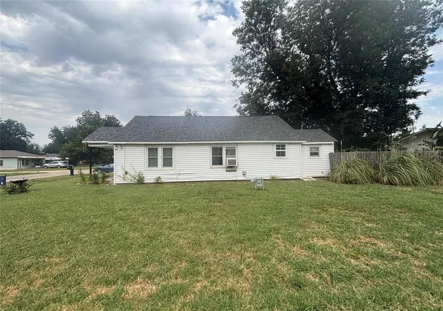 2nd image of 1224 Kaw St, Perry, OK 73077 | MLS# 1242529