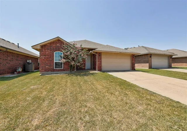 Photo 3 of Single family home for sale at 2528 Queenston Ave, Norman, OK 73071 | MLS# 1242576 | Listing updated on 2026-09-29