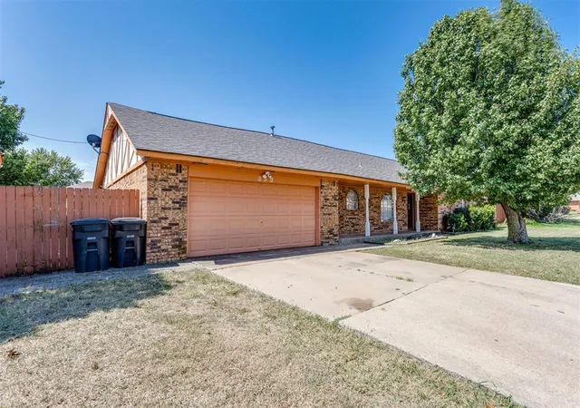 Photo 2 of Single family home for sale at 632 Wood Crst St, Moore, OK 73160 | MLS# 1242611 | Listing updated on 2026-09-04