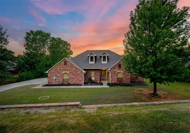 2nd image of 8621 Blue Heron Cvs, Edmond, OK 73034 | MLS# 1242626