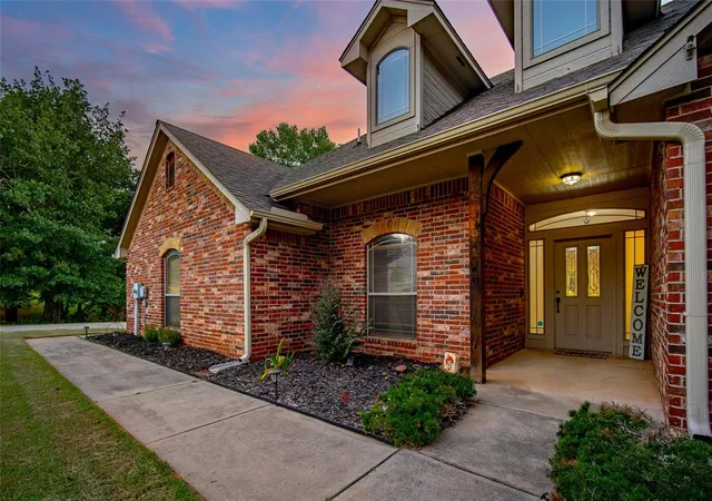 3rd image of 8621 Blue Heron Cvs, Edmond, OK 73034 | MLS# 1242626