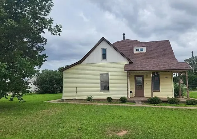 1st image of 700 S Cimarron St, Hennessey, OK 73742 | MLS# 1242638