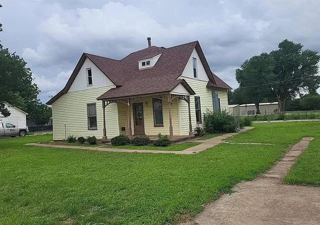 2nd image of 700 S Cimarron St, Hennessey, OK 73742 | MLS# 1242638