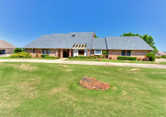 Photo 3 of Single family home for sale at 9 Country Clb Rd, Shawnee, OK 74801 | MLS# 1242639 | Listing updated on 2026-09-02