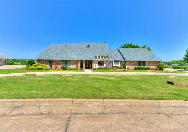 Photo 3 of Single family home for sale at 9 Country Clb Rd, Shawnee, OK 74801 | MLS# 1242639 | Listing updated on 2026-09-02