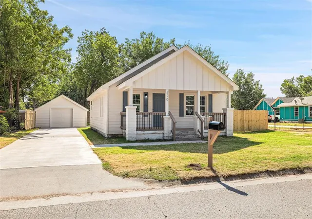 Photo 3 of Single family home for sale at 220 N M Ave, El Reno, OK 73036 | MLS# 1242688 | Listing updated on 2026-08-19