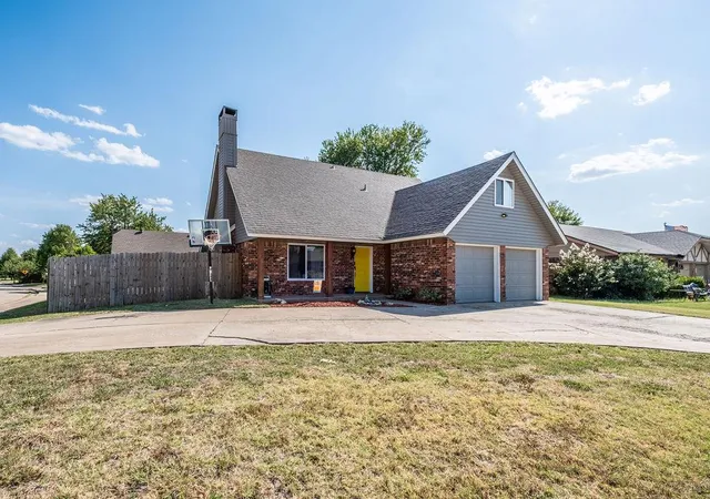 1st image of 728 Miller Dr, Yukon, OK 73099 | MLS# 1242716