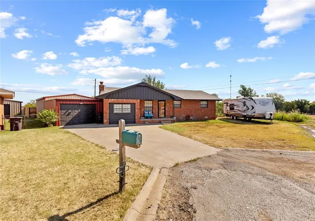 3rd image of 523 Ruth Dr, Carnegie, OK 73015 | MLS# 1242733