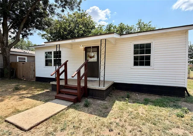 2nd image of 603 Nw Pontotoc St, Minco, OK 73059 | MLS# 1242760